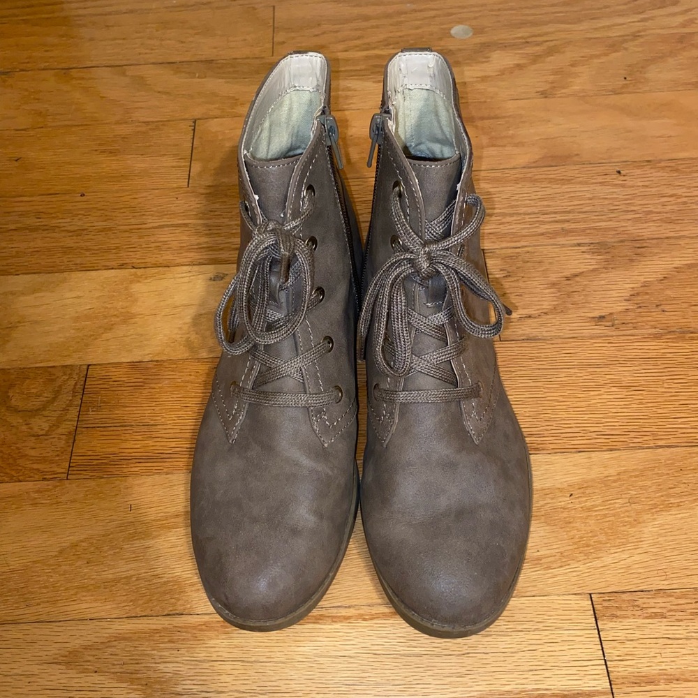 Tan/brown ankle boots in good condition!! Size is 8.5, I typically wear an 8.